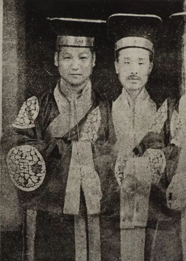 李叔同与夏丐尊在杭州祭孔仪式上2（裁剪）.jpg